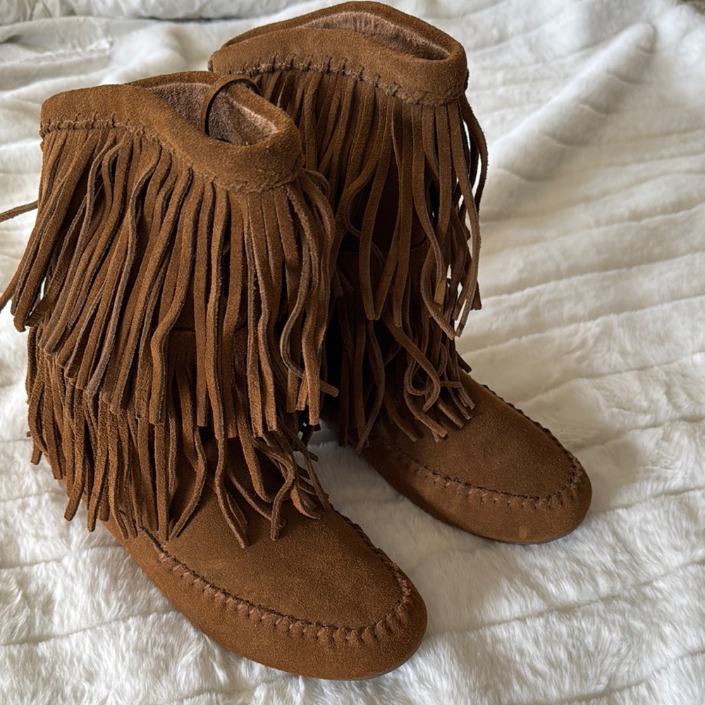 Minnetonka Tan Fringe Moccasin Boots